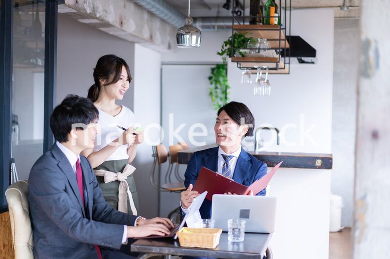 オーダーを確認するレストランスタッフの女性