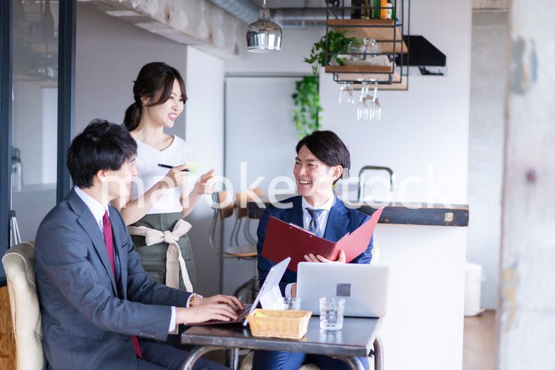 オーダーを確認するレストランスタッフの女性