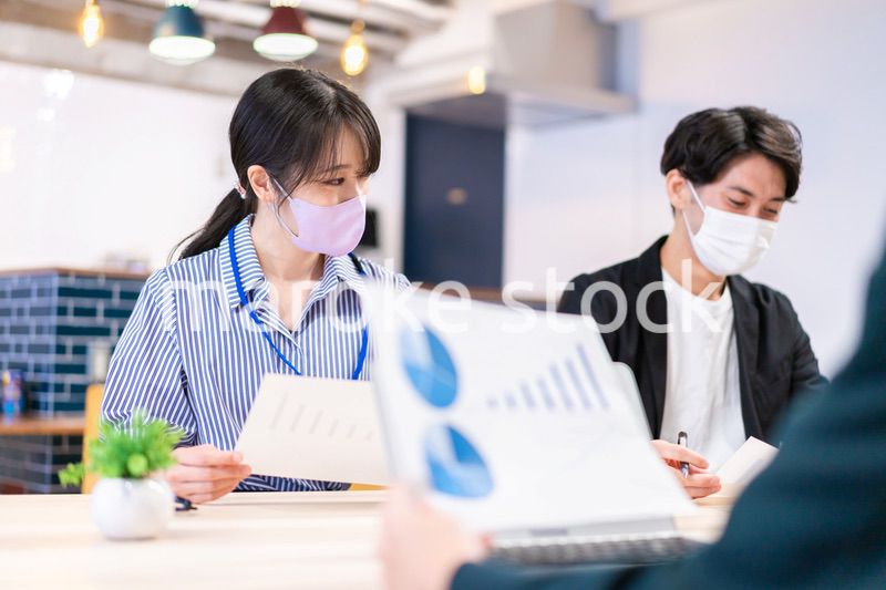 マスクをして会議をするビジネスパーソン