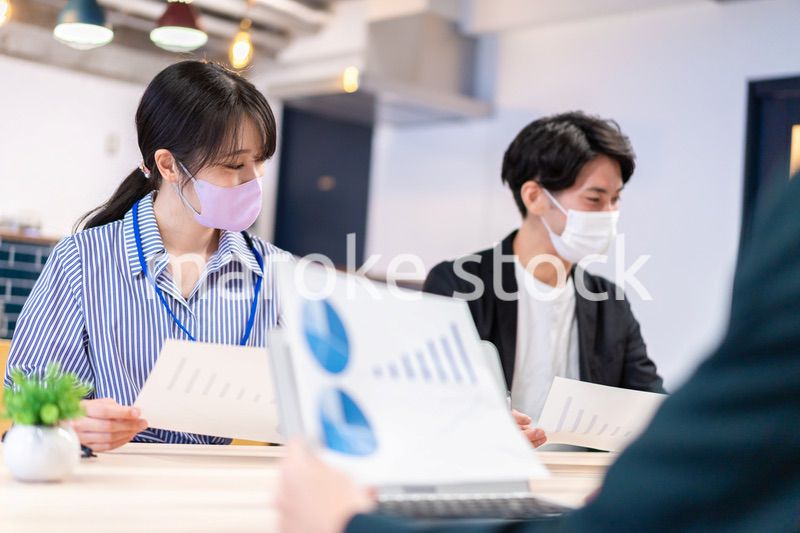 マスクをして会議をするビジネスパーソン