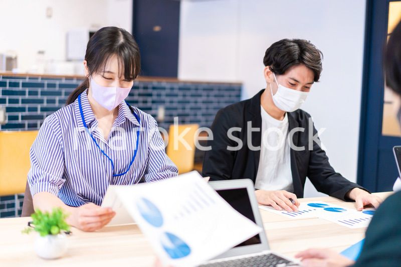 マスクをして会議をするビジネスパーソン