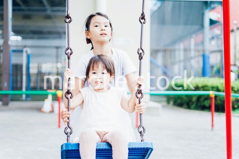 公園で仲良く遊ぶ姉妹