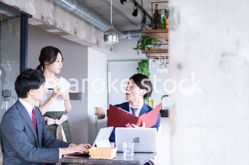 オーダーを確認するレストランスタッフの女性