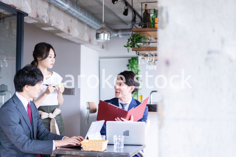 オーダーを確認するレストランスタッフの女性