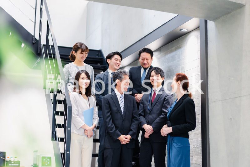 オフィスで働くビジネスパーソン