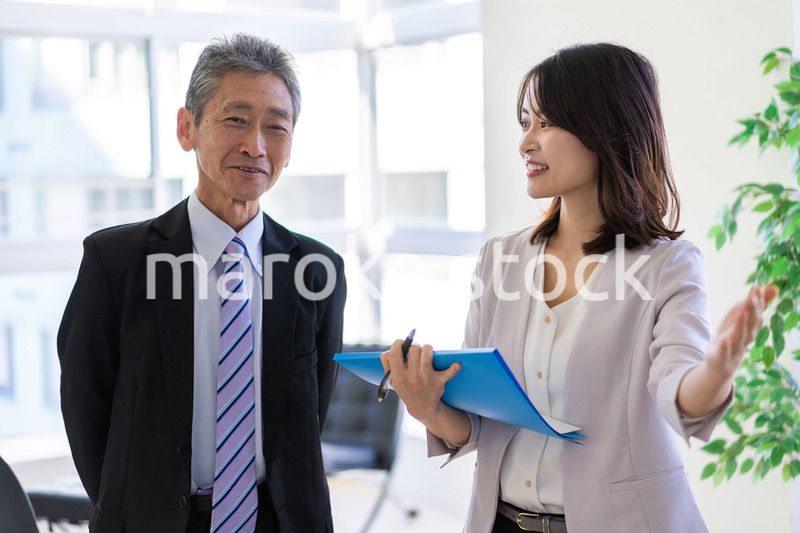 秘書と会話をするVIP