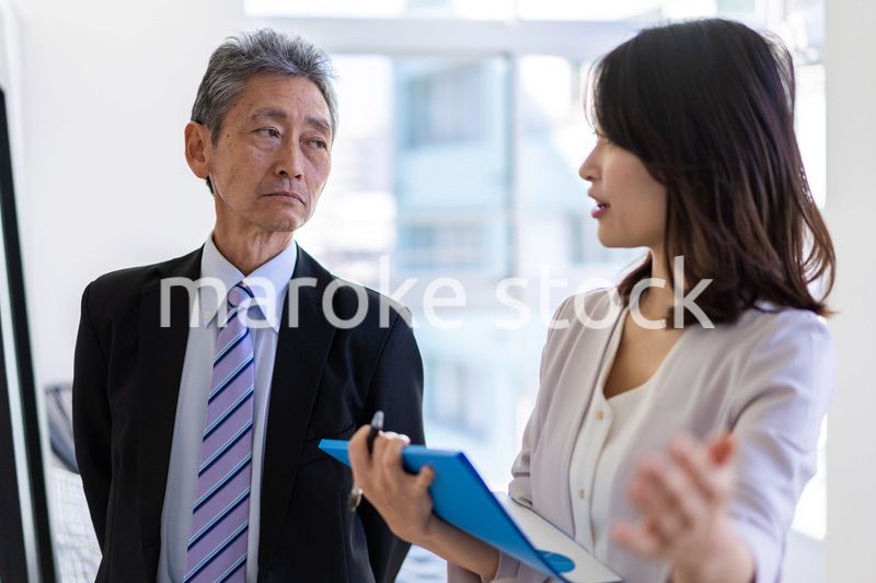 秘書と会話をするVIP