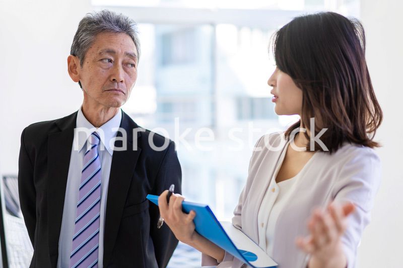 秘書と会話をするVIP