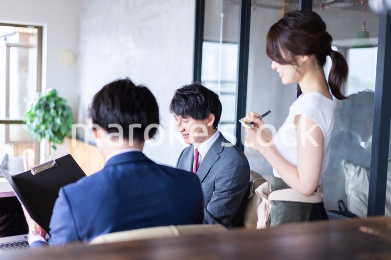 オーダーを確認するレストランスタッフの女性