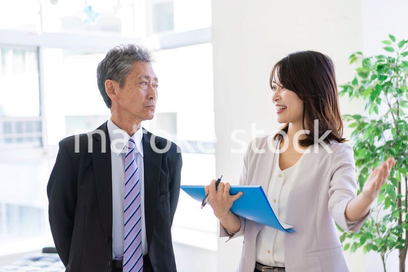 秘書と会話をするVIP