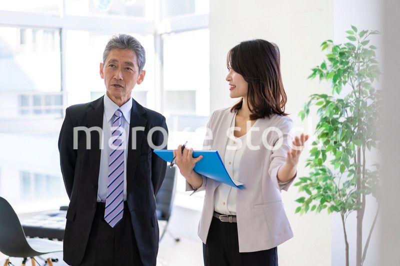 秘書と会話をするVIP