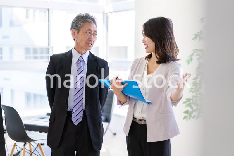 秘書と会話をするVIP