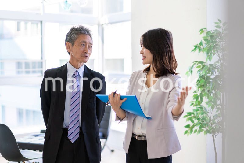 秘書と会話をするVIP