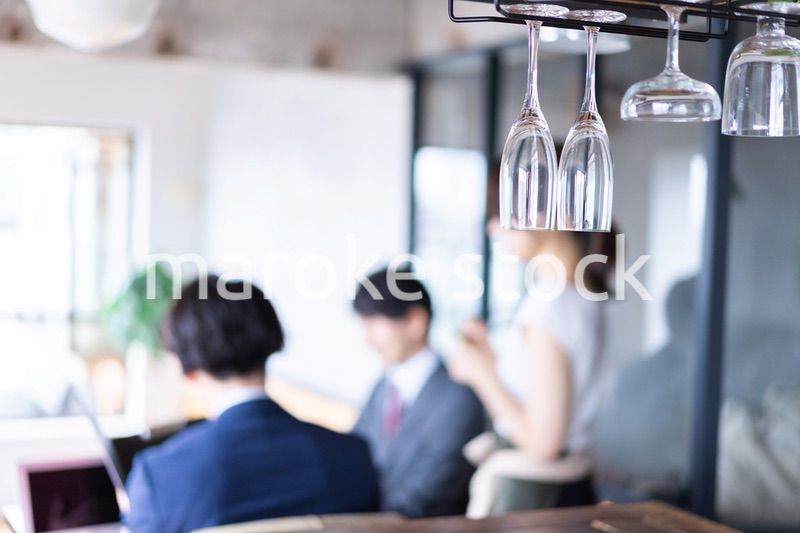 オーダーを確認するレストランスタッフの女性