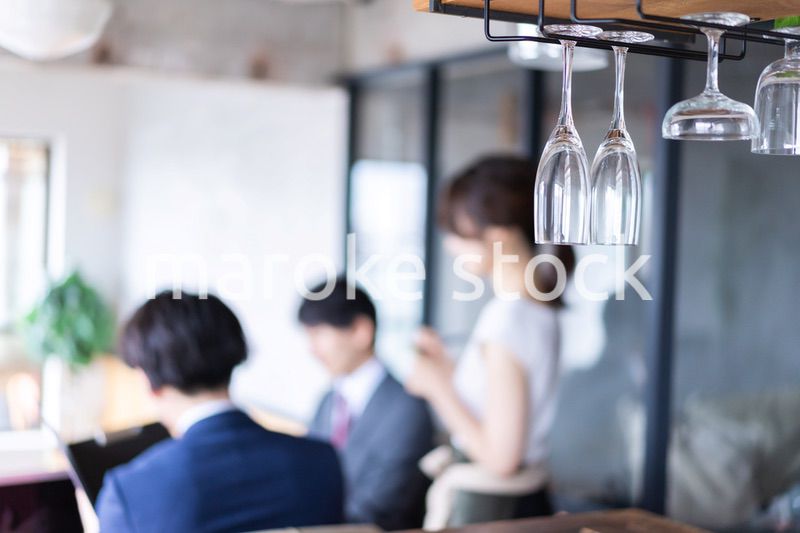 オーダーを確認するレストランスタッフの女性