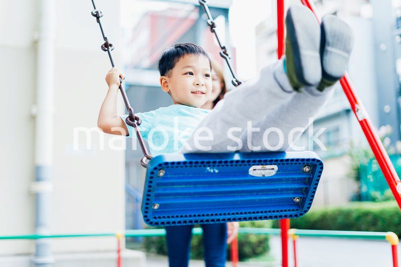お母さんと公園で遊ぶ小さな男の子