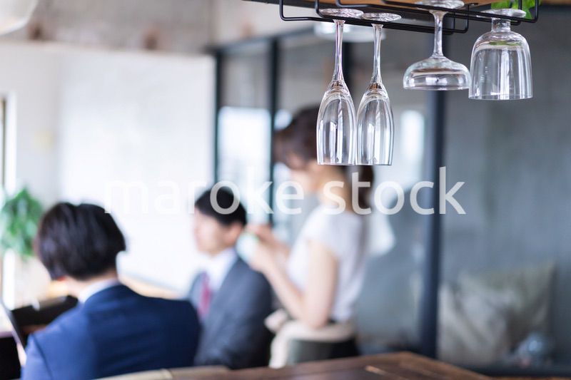 オーダーを確認するレストランスタッフの女性