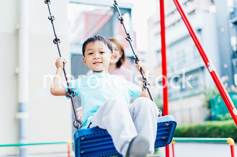 お母さんと公園で遊ぶ小さな男の子