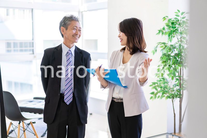 秘書と会話をするVIP