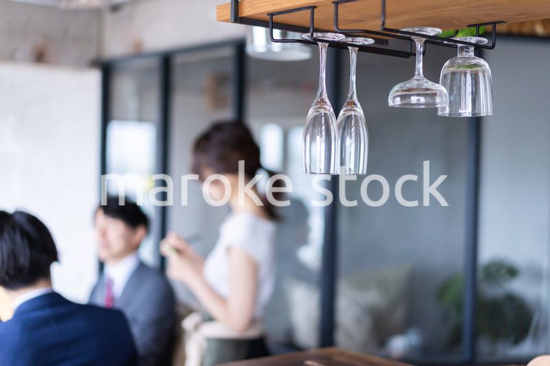 オーダーを確認するレストランスタッフの女性