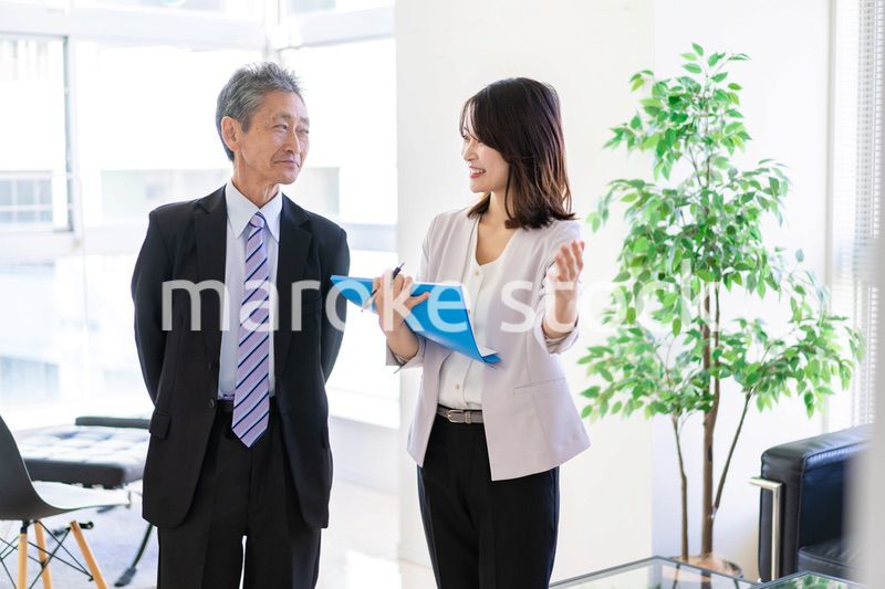 秘書と会話をするVIP