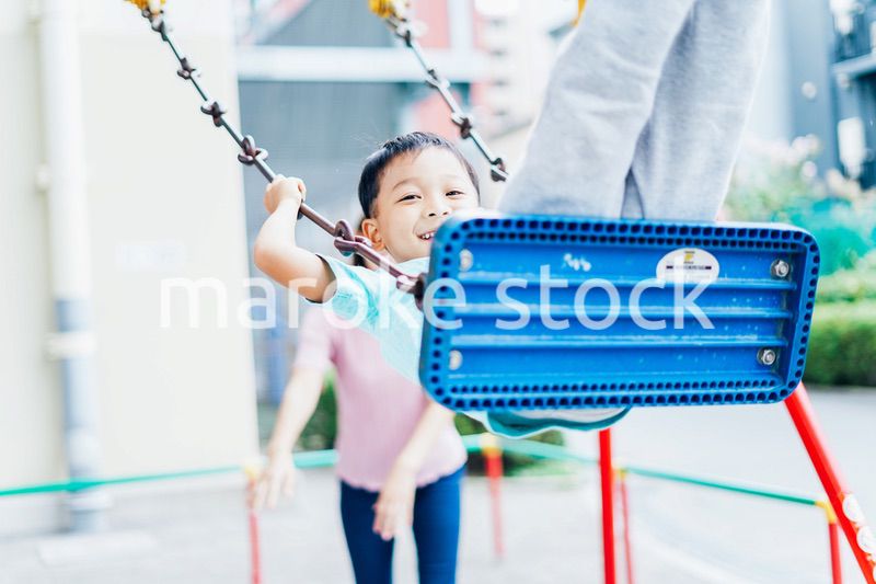 お母さんと公園で遊ぶ小さな男の子