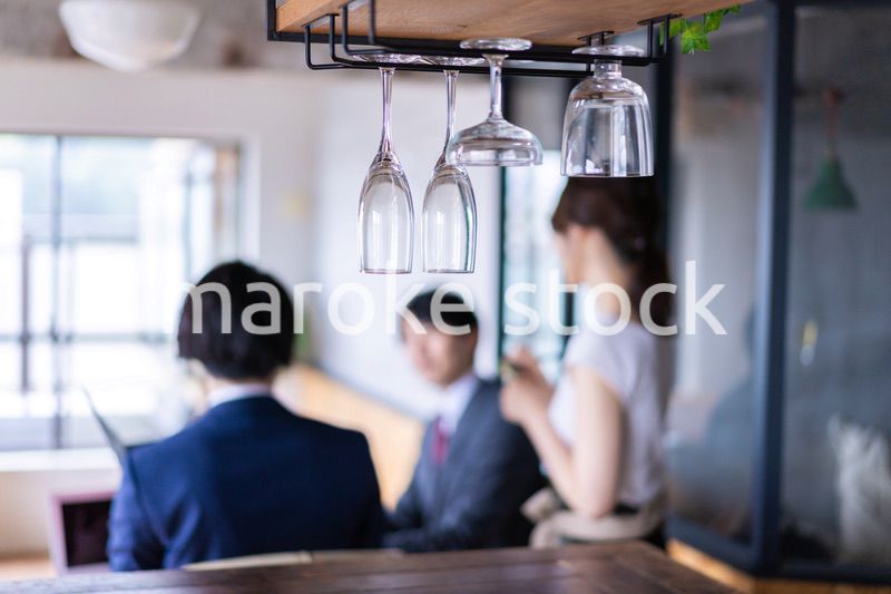 レストランで働くスタッフの女性