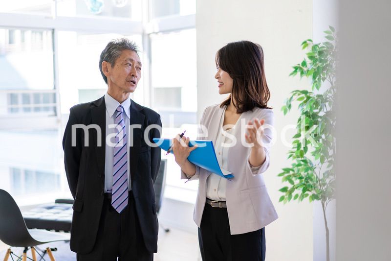 秘書と会話をするVIP