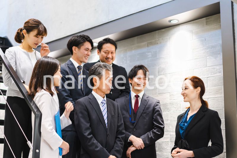 オフィスで働くビジネスパーソン