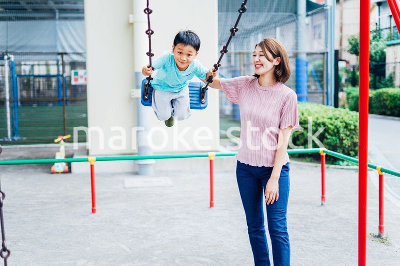 お母さんと公園で遊ぶ小さな男の子
