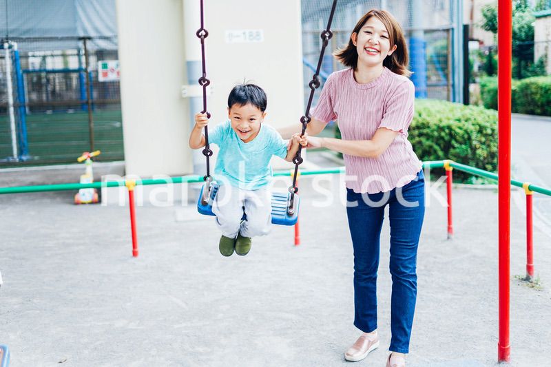 お母さんと公園で遊ぶ小さな男の子