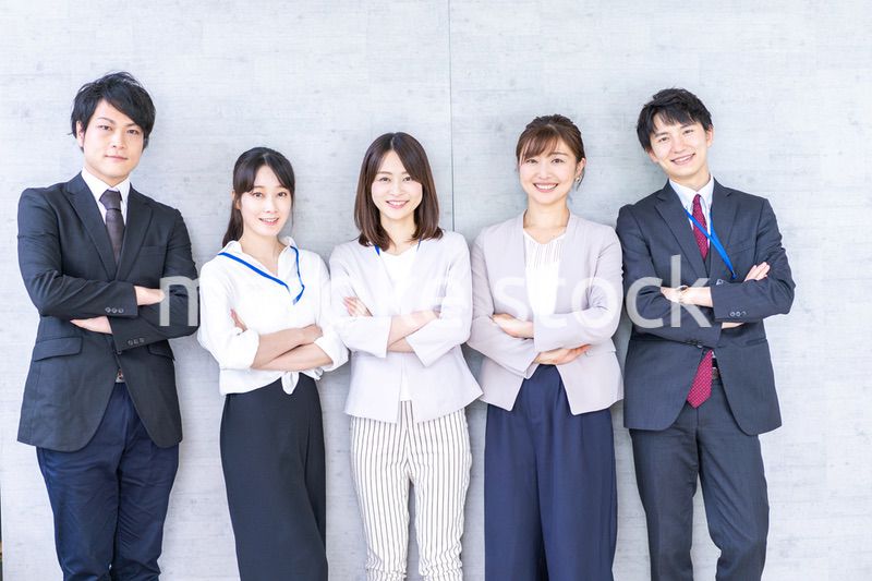 綺麗なオフィスで働く若い会社員