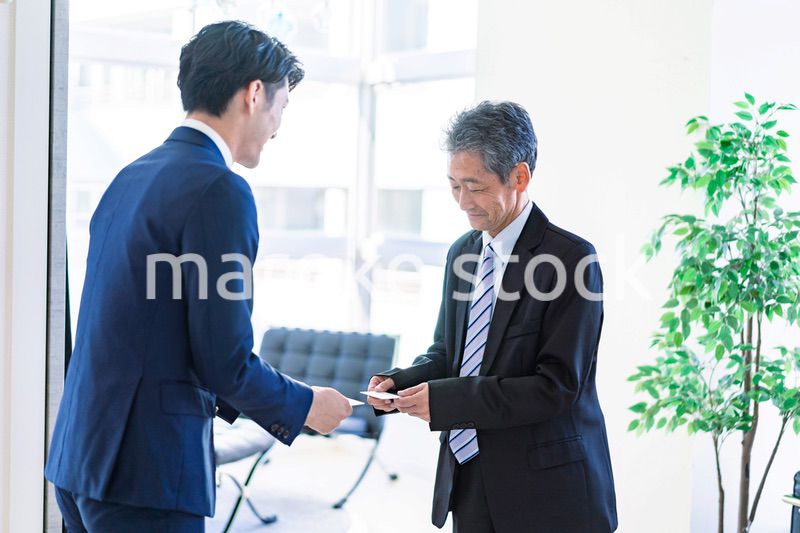 名刺交換をするビジネスマン