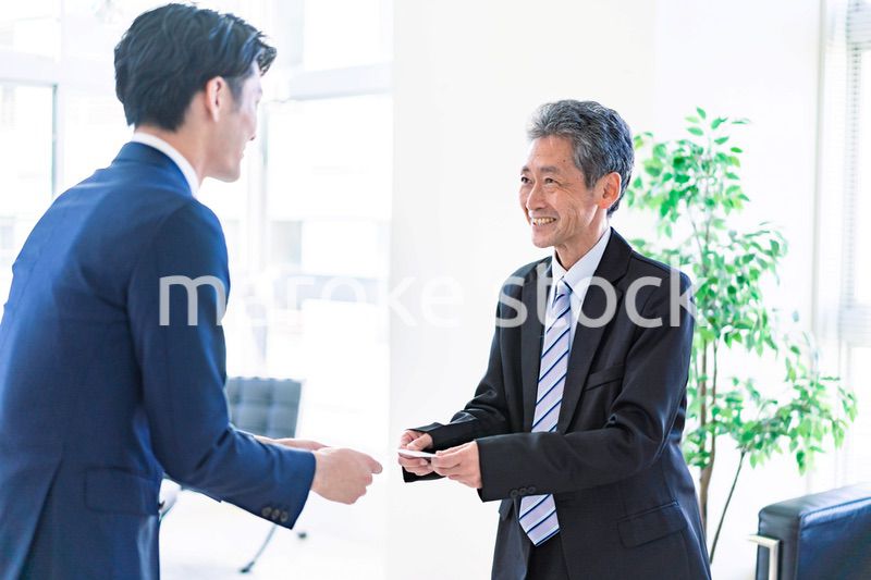 名刺交換をするビジネスマン