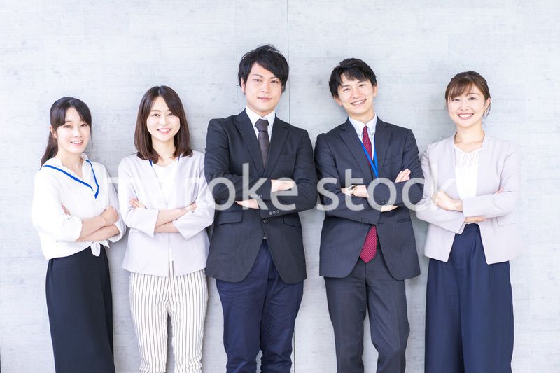 オフィスで仕事をするビジネスパーソン