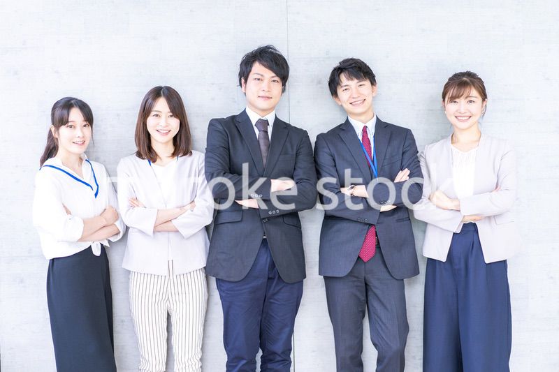 綺麗なオフィスで働く若い会社員