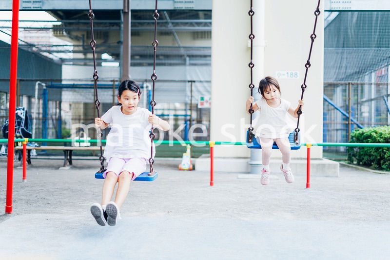 公園で仲良く遊ぶ姉妹