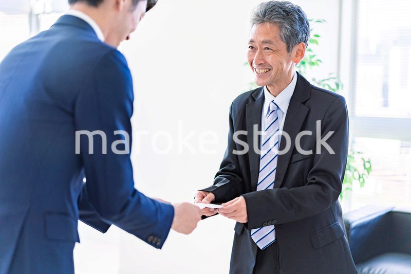名刺交換をするビジネスマン