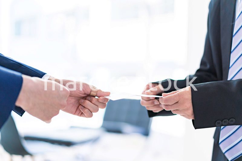 名刺交換をするビジネスマン