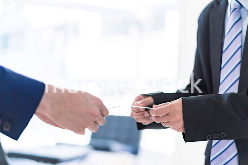 名刺交換をするビジネスマン