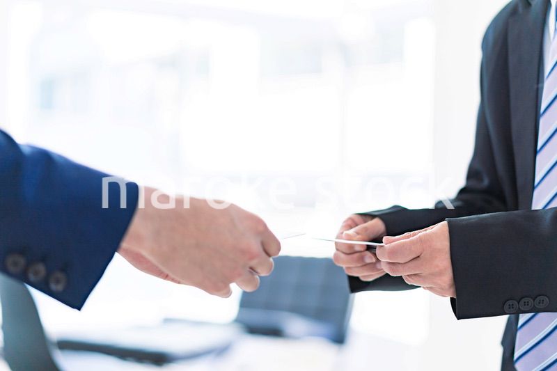 名刺交換をするビジネスマン