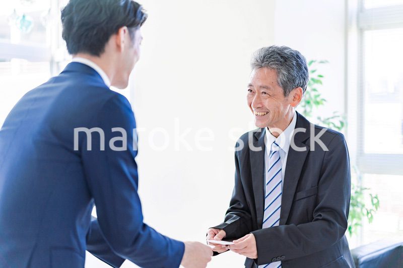 名刺交換をするビジネスマン