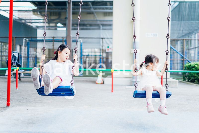 公園で仲良く遊ぶ姉妹