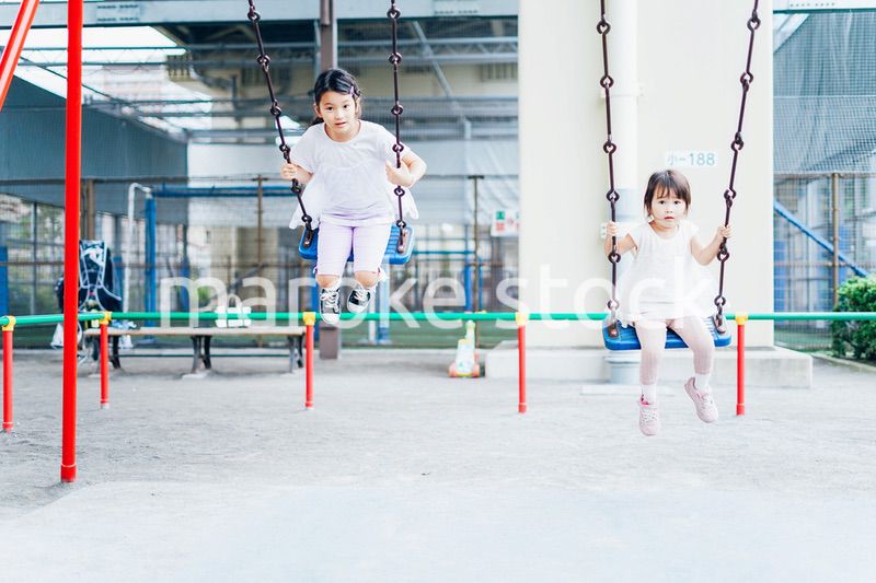 公園で仲良く遊ぶ姉妹