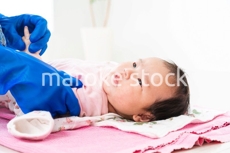 予防接種を受ける赤ちゃん