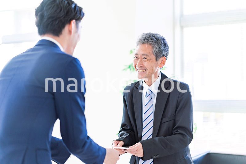 名刺交換をするビジネスマン