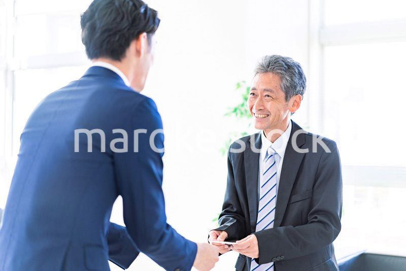 名刺交換をするビジネスマン