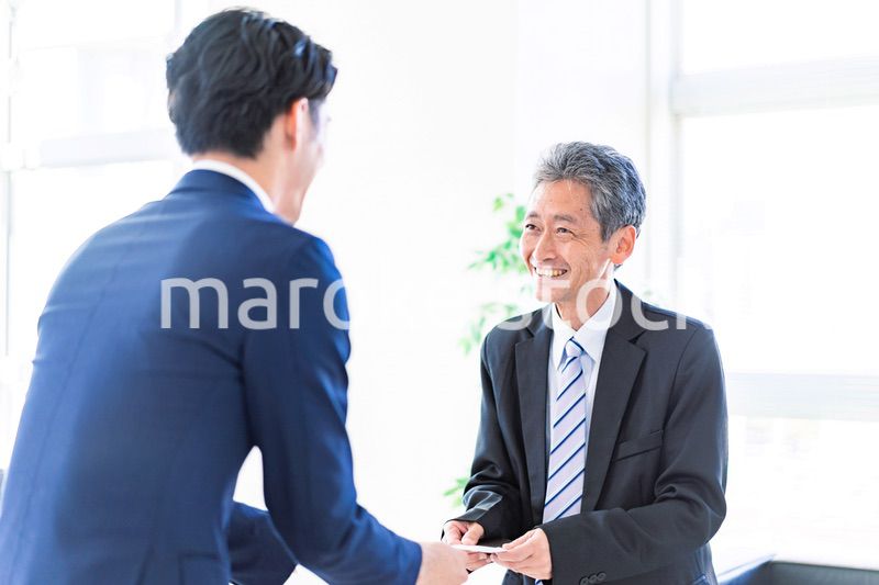 名刺交換をするビジネスマン