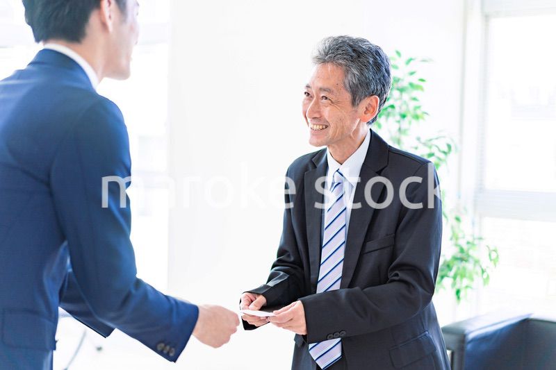 名刺交換をするビジネスマン