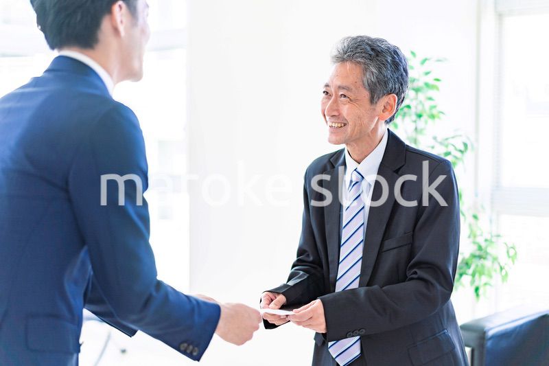 名刺交換をするビジネスマン